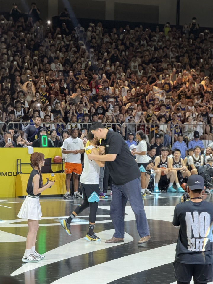 PP电子(中国)-两代人的青春！姚明中场上台致辞 与库里展现最萌体型差！