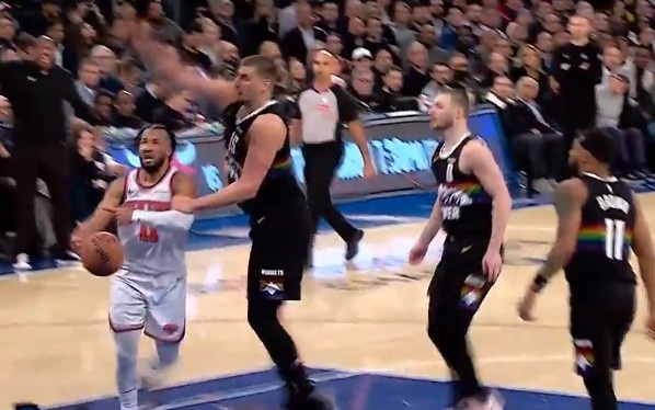 布伦森突破被约基奇连拉带拽放倒在地 裁判回看没有升级犯规