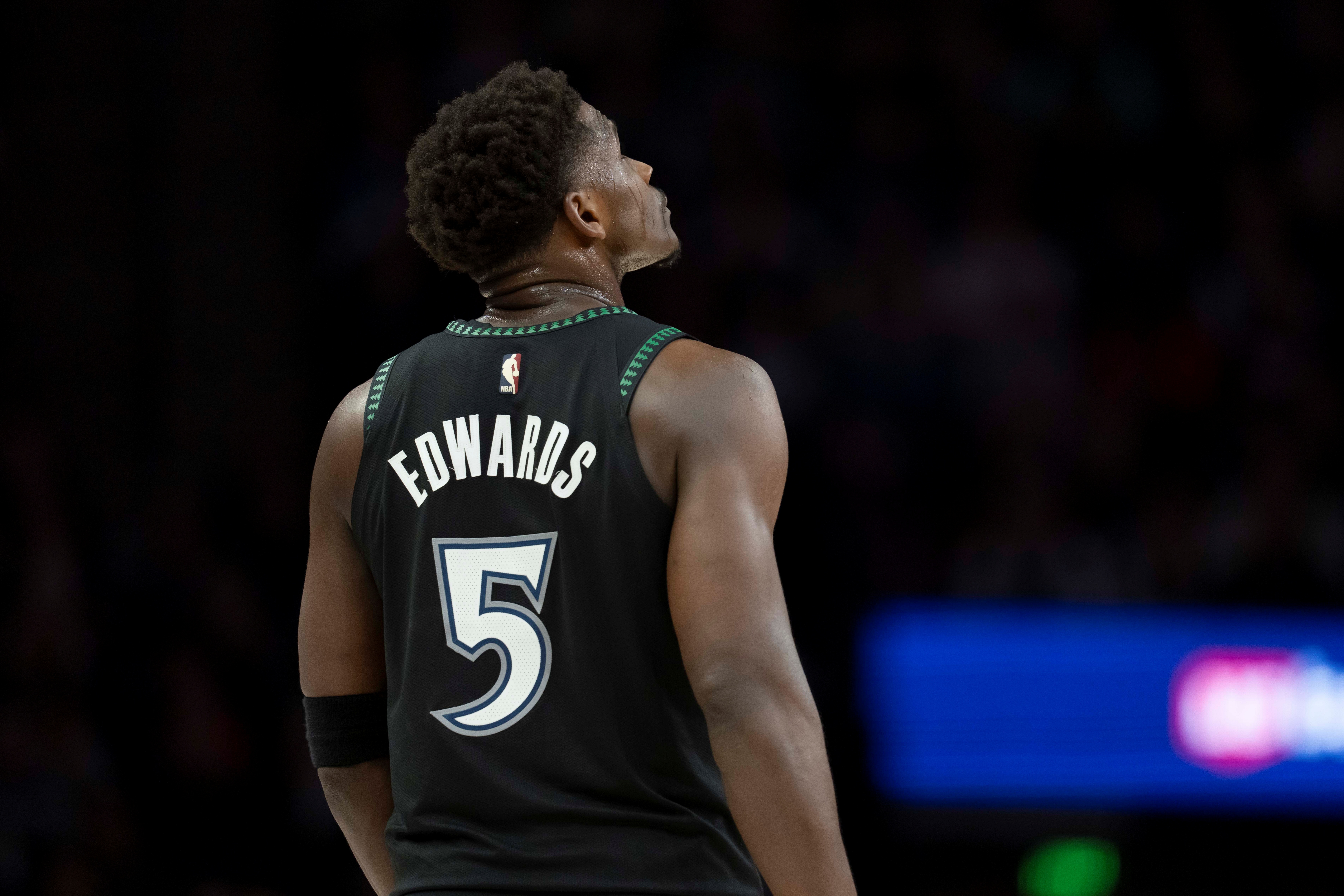 PP电子(中国)-铁麻了！爱德华兹15中2&amp;三分10中1&amp;罚球10中9 仅得14分4助攻